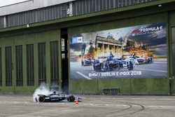 Il Campione del Mondo di Formula 1, Nico Rosberg, guida una Formula E Gen2 per le strade di Berlino