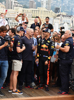 Max Verstappen, Daniel Ricciardo, Red Bull Racing, Adrian Newey, Red Bull Racing y Christian Horner, director del equipo Red Bull Racing en la piscina de Red Bull Racing Energy Station