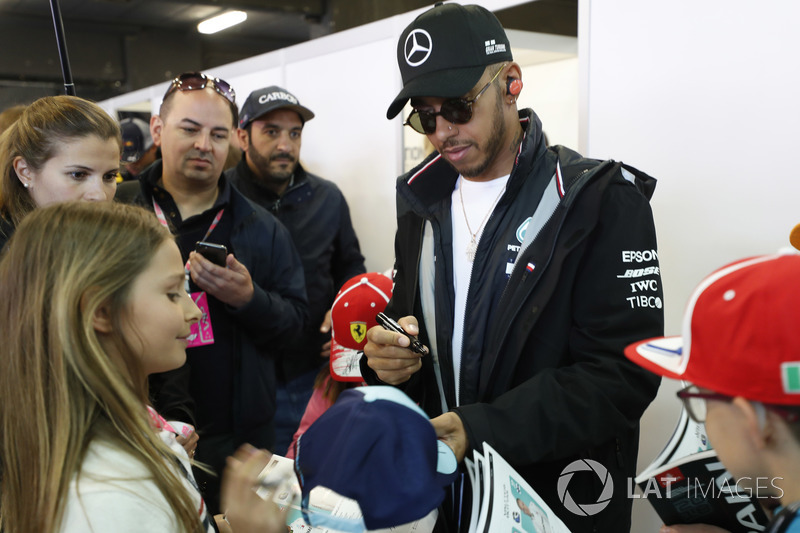 Lewis Hamilton, Mercedes AMG F1, se encuentra con los niños de la parrilla