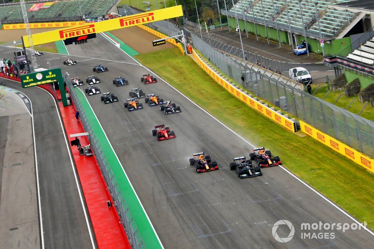 Lewis Hamilton, Mercedes W12, Max Verstappen, Red Bull Racing RB16B, Sergio Perez, Red Bull Racing RB16B, and the rest of the field at the start