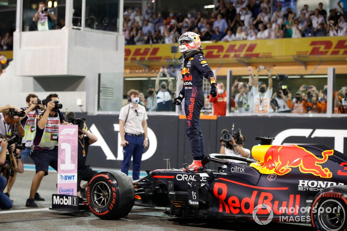 Max Verstappen, Red Bull Racing, merayakan kemenangan di Parc Ferme pada balapan terakhir F1 2021, GP Abu Dhabi.