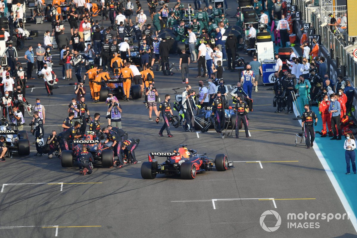 La parrilla de salida y todo el trabajo previo al inicio de la carrera.