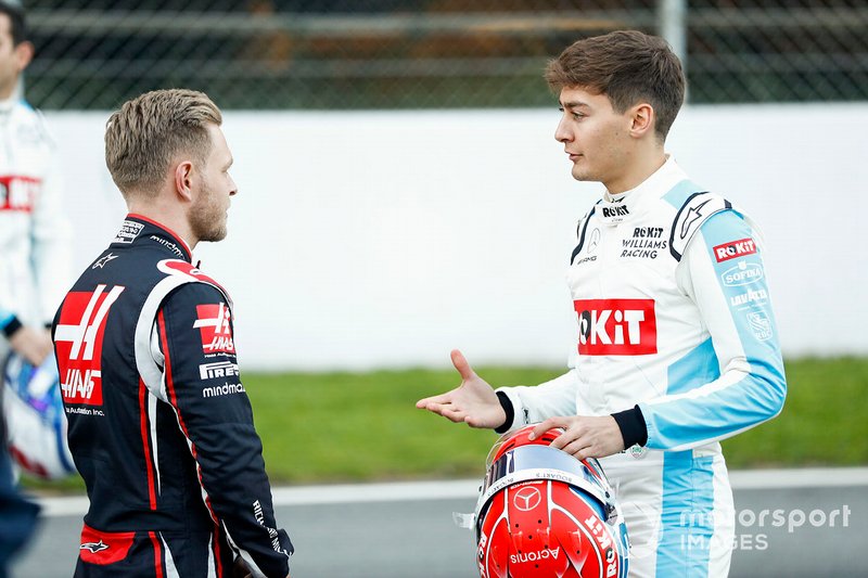 Kevin Magnussen, Haas F1 talks to George Russell, Williams Racing