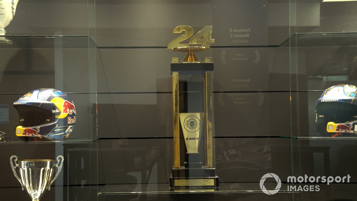 Vitrina de trofeos en la sede de Stellantis Motorsport