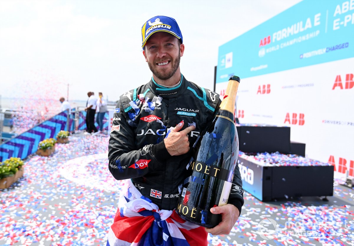 Sam Bird, Jaguar Racing, first position, on the podium with his Champagne
