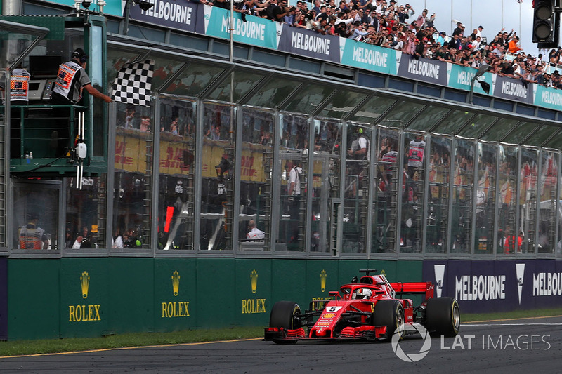 Il vincitore della gara Sebastian Vettel, Ferrari SF71H taglia il traguardo e prende la bandiera a scacchi