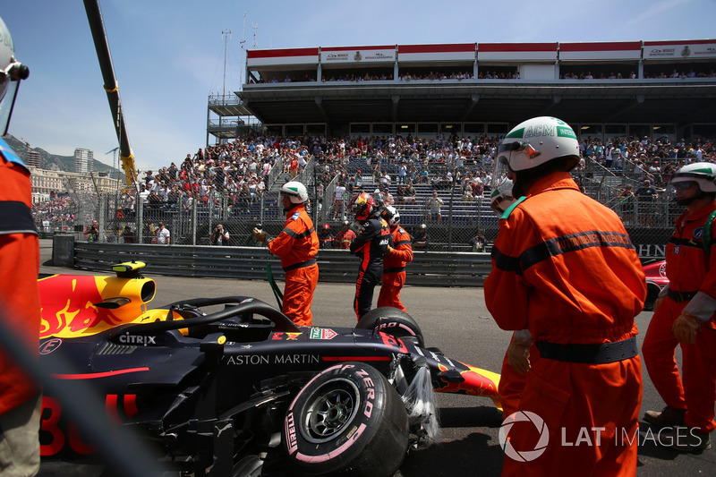 Marshals met de wagen van Max Verstappen, Red Bull Racing RB14 na crash