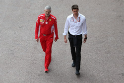 Maurizio Arrivabene, Teambaas Ferrari, met Toto Wolff, Executive Director (Business), Mercedes AMG