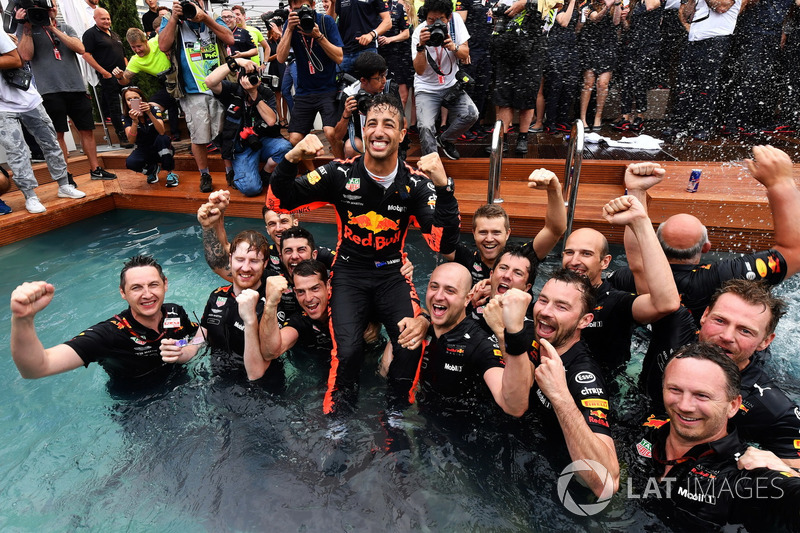 Yarış galibi Daniel Ricciardo, Red Bull Racing, Red Bull Energy Station havuzuna atlıyor