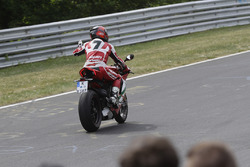 Carlos Checa guida una Ducati al Nordschleife