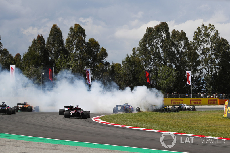 Romain Grosjean, Haas F1 Team VF-18, melintir di tengah trek dan tertabrak Nico Hulkenberg, Renault Sport F1 Team R.S. 18, dan Pierre Gasly, Toro Rosso STR13