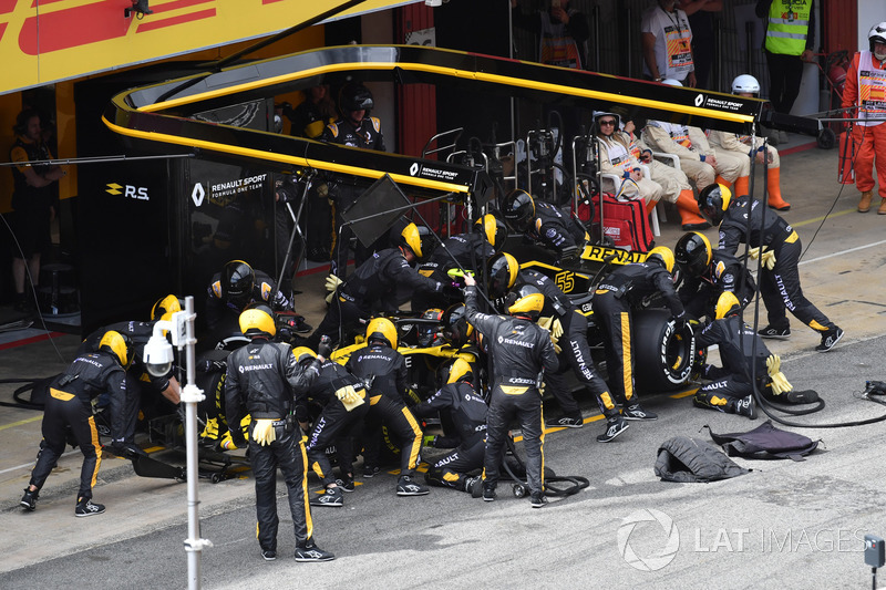 Carlos Sainz Jr., Renault Sport F1 Team R.S. 18 pit stop