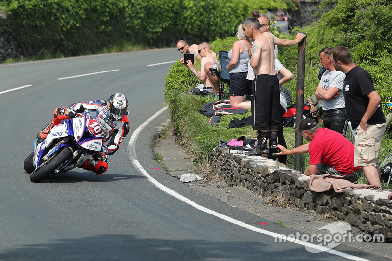 Peter Hickman approaching The Gooseneck
