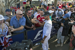 Lewis Hamilton, Mercedes AMG F1, con i tifosi