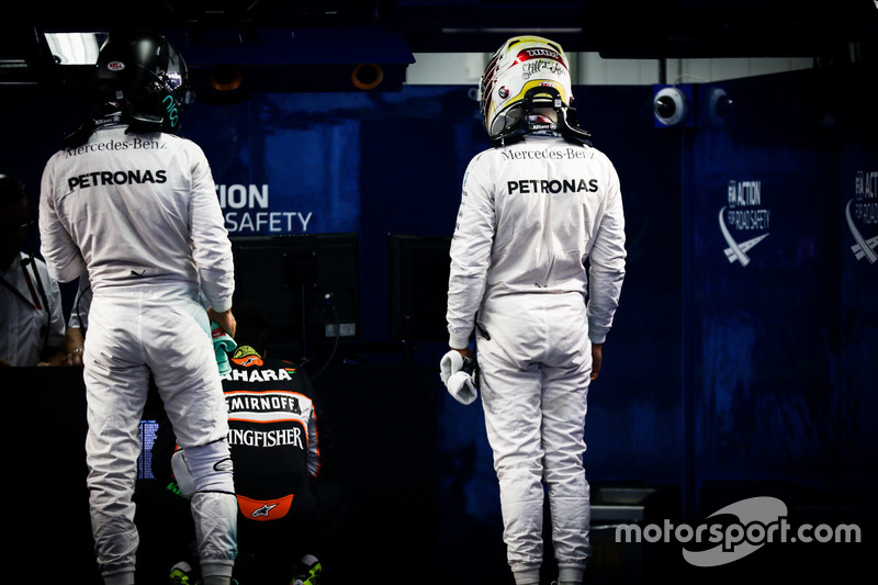 (Da sx a dx): Nico Rosberg, Mercedes AMG F1 e il compagno di squadtra Lewis Hamilton, Mercedes AMG F1 nel parco chiuso