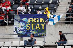 Fans in de tribunes voor Jenson Button, McLaren