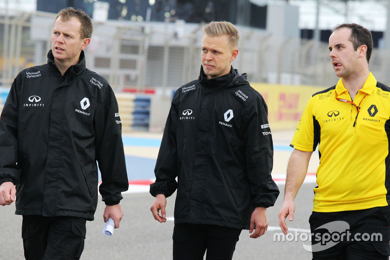 Kevin Magnussen, Renault Sport F1 Team walks the circuit with the team