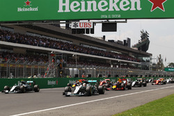 Льюіс Хемілтон, Mercedes AMG F1 W07 Hybrid лідирує на старті