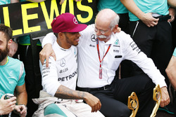 Race winner Lewis Hamilton, Mercedes AMG F1 celebrates with the team