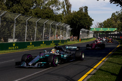 Lewis Hamilton, Mercedes AMG F1 W08; Sebastian Vettel, Ferrari SF70H