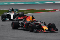Max Verstappen, Red Bull Racing RB13 ve Lewis Hamilton, Mercedes-Benz F1 W08