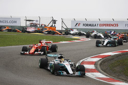Lewis Hamilton, Mercedes AMG F1 W08, lidera a Sebastian Vettel, Ferrari SF70H, Valtteri Bottas, Merc