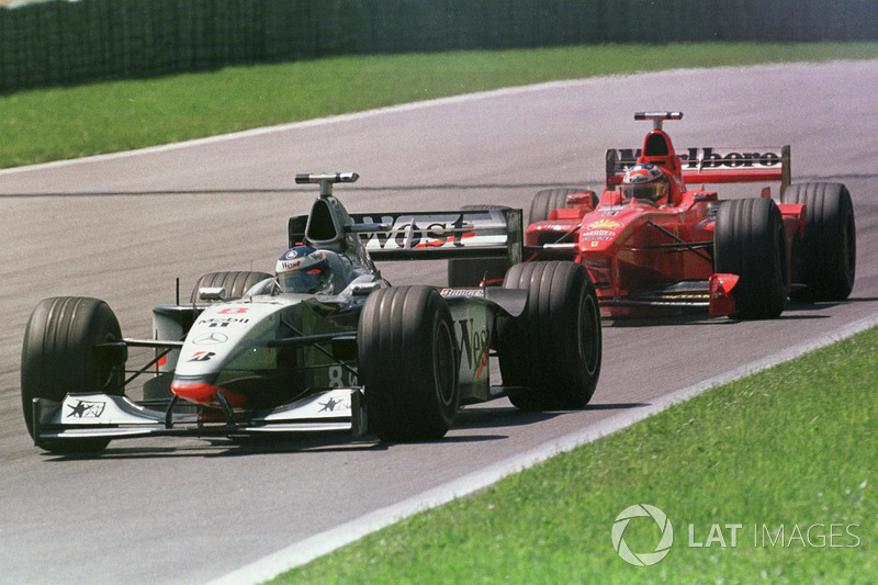 Mika Hakkinen, McLaren MP4/13 lidera a Michael Schumacher, Ferrari F300