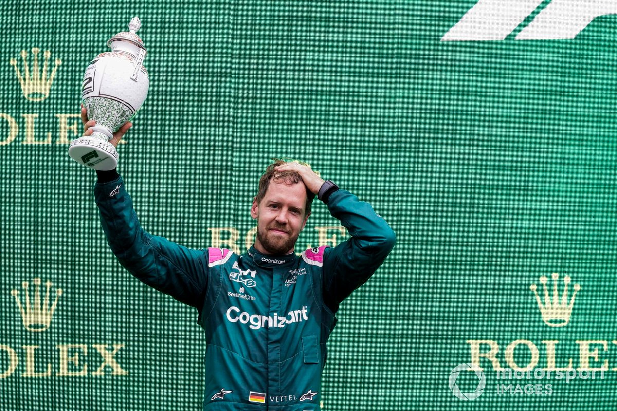 Sebastian Vettel, Aston Martin, sudah sempat naik podium untuk menerima trofi runner-up F1 GP Hungaria sebelum didiskualifikasi.