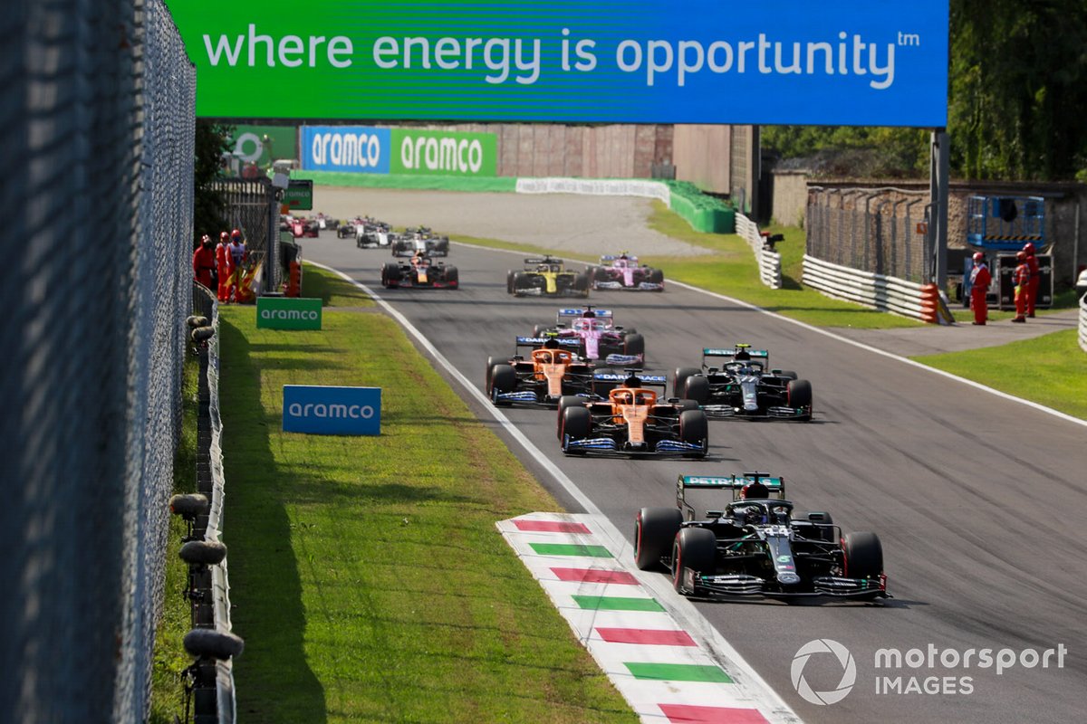 Lewis Hamilton, Mercedes F1 W11 Carlos Sainz Jr., McLaren MCL35, Valtteri Bottas, Mercedes F1 W11 and Lando Norris, McLaren MCL35 at the start of the race