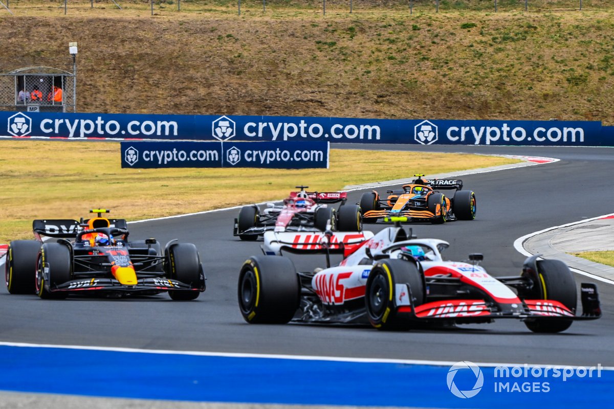 Mick Schumacher, Haas VF-22, Sergio Perez, Red Bull Racing RB18, Valtteri Bottas, Alfa Romeo C42