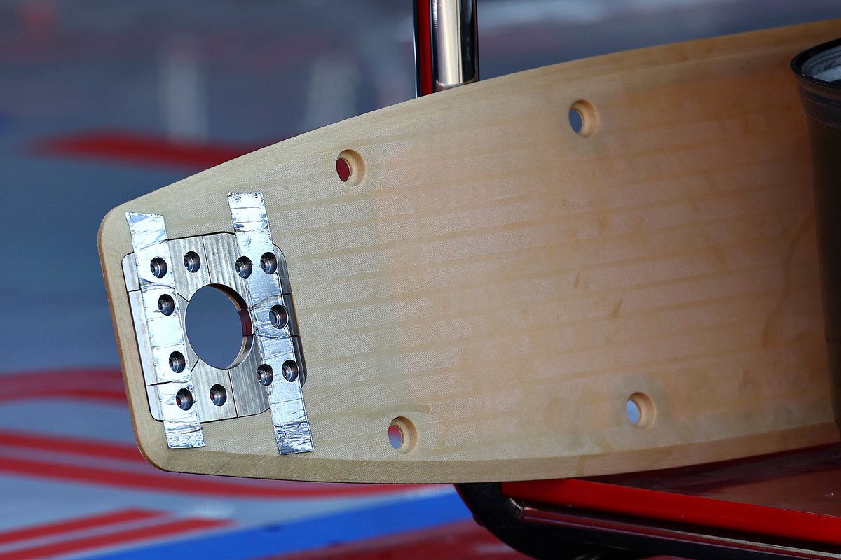 Gli skid block nella parte anteriore della tavola della Haas VF-22