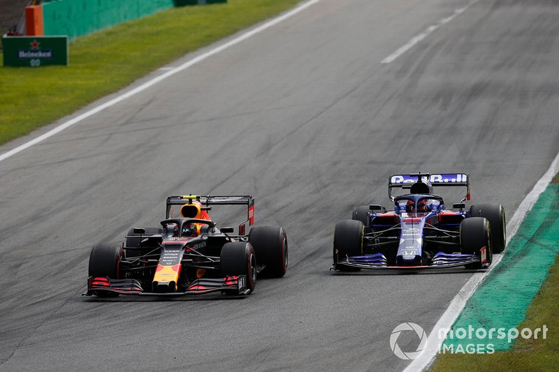 Александр Элбон, Red Bull Racing RB15, и Даниил Квят, Scuderia Toro Rosso STR14