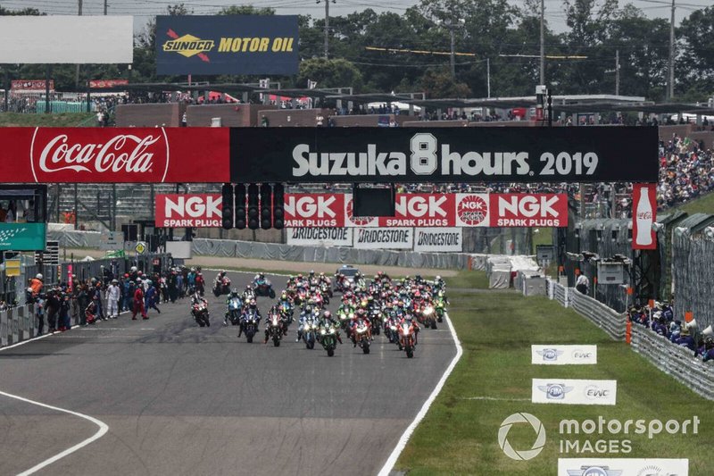 Para pembalap saat beraksi di Suzuka 8 Hours 2019 selepas start.