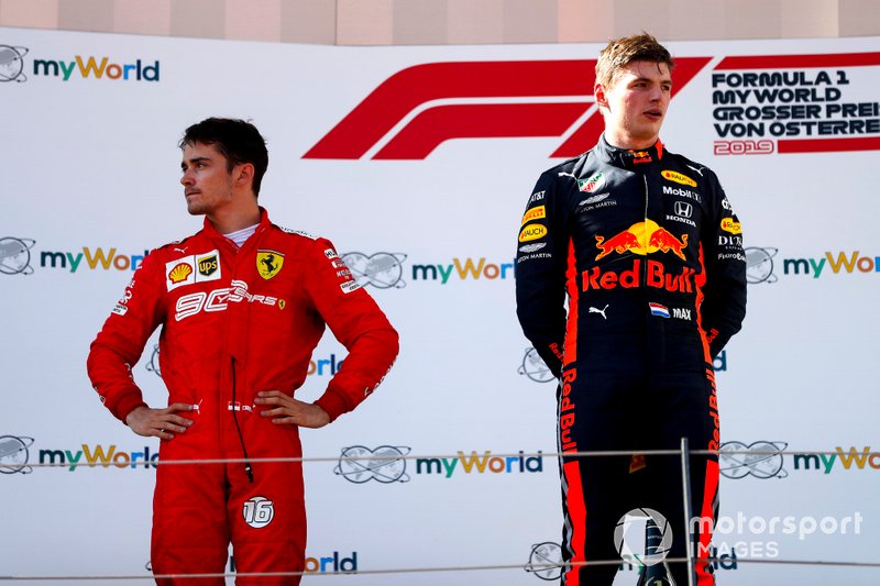Charles Leclerc, Ferrari y el ganador de la carrera, Max Verstappen, Red Bull Racing, en el podio de Austria 2019.