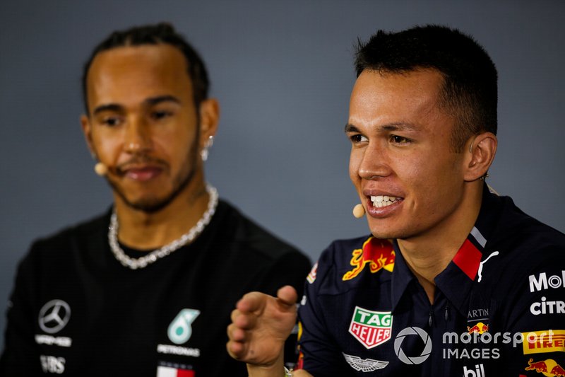 Alex Albon, Red Bull Racing et Lewis Hamilton, Mercedes AMG F1, en conférence de presse