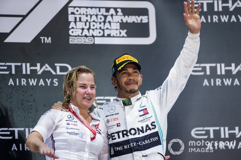 Le vainqueur Lewis Hamilton, Mercedes AMG F1, sur le podium