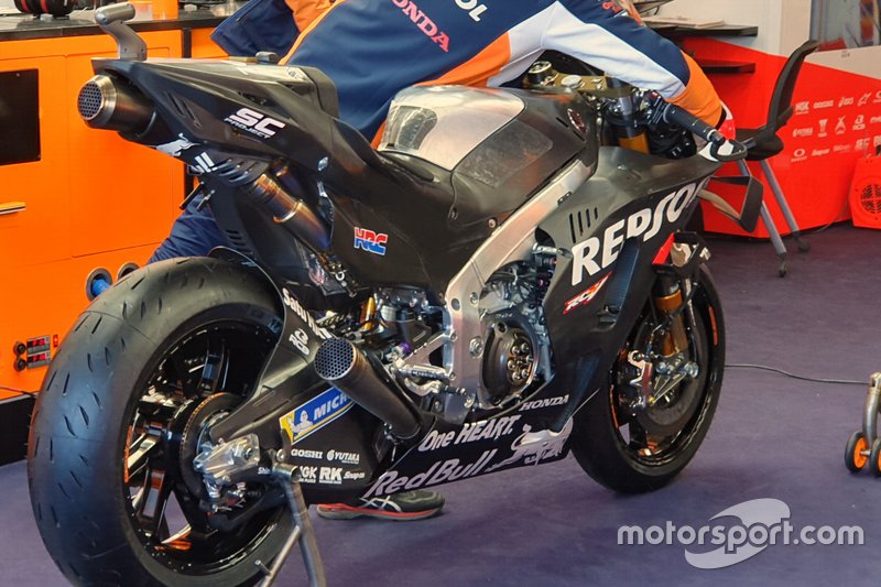 Мотоцикл Honda RC213V версии 2020 года в боксах команды