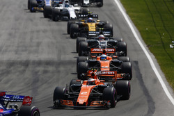 Daniil Kvyat, Scuderia Toro Rosso STR12, Stoffel Vandoorne, McLaren MCL32, Fernando Alonso, McLaren