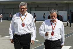 Ross Brawn, Motorsporları Direktörü, Chase Carey, CEO, Formula One