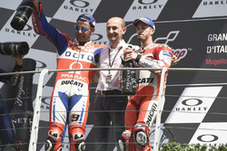 Подіум: третє місце Даніло Петруччі, Pramac Racing, Клаудіо Доменікале, генеральний директор Ducati,