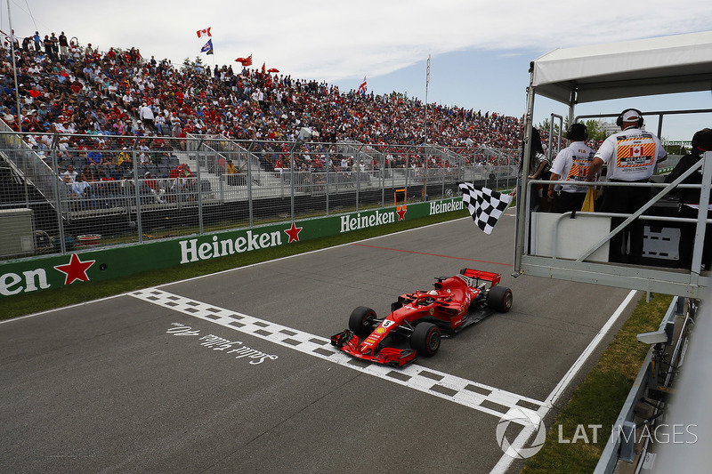 Vettel raakt niet in de war van de te vroeg gezwaaide finishvlag