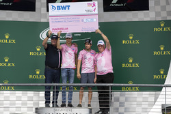 Маркетинговый директор BWT Лутц Хюбнер, гонщики Sahara Force India F1 Эстебан Окон и Серхио Перес, главный операционный директор команды Отмар Сафнауэр с благотворительным чеком