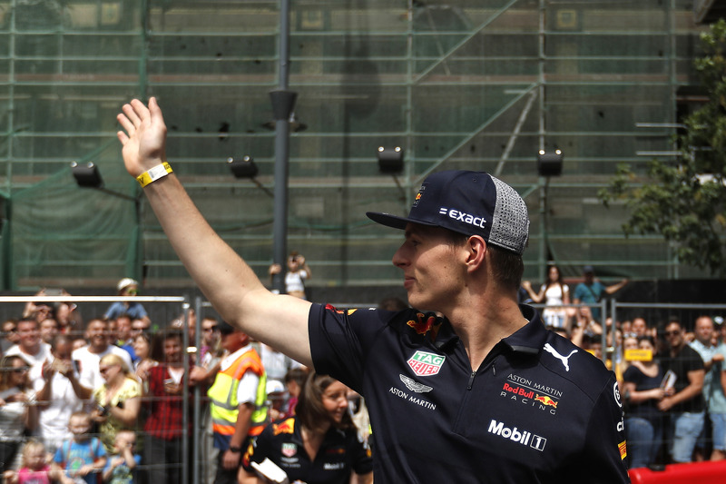 Макс Ферстаппен, Red Bull Racing, вітає фанатів
