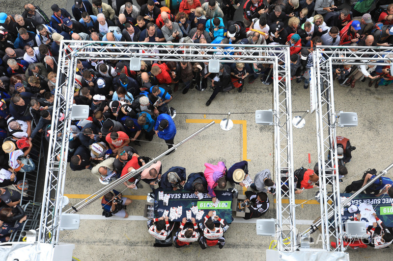 Fans alrededor de la mesa del equipo Toyota Gazoo Racing