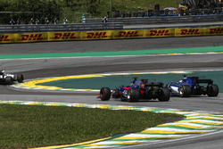 Brendon Hartley, Scuderia Toro Rosso STR12 ve Marcus Ericsson, Sauber C36 pozisyon mücadelesi