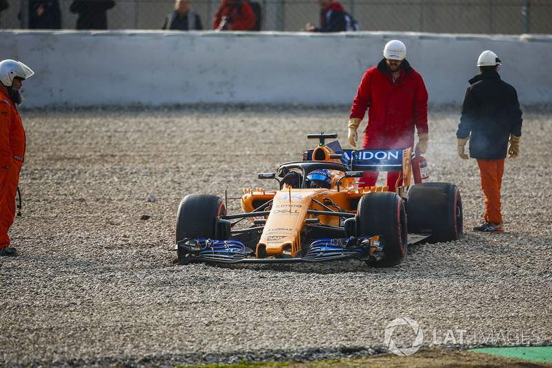 Fernando Alonso, McLaren MCL33, lastik sorununun ardından kum havuzunda