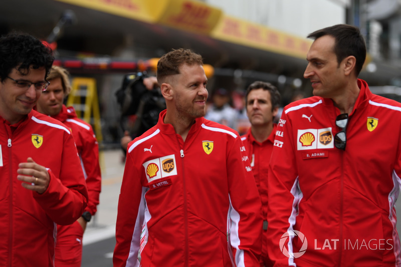 Себастьян Феттель, Ferrari, йде треком з Ріккардо Адамі, гоночним інженером Ferrari