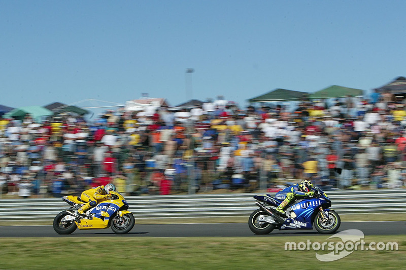 Valentino Rossi en Max Biaggi duelleren op het Zuid-Afrikaanse circuit Welkom