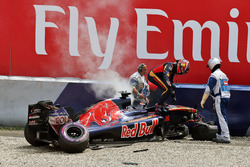 Daniil Kvyat, Scuderia Toro Rosso, na een zware crash