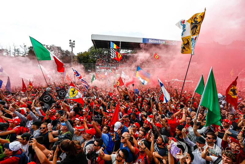 Fans in Monza bei der Siegerehrung auf der Zielgeraden